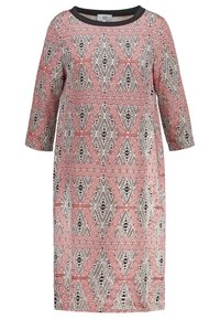 Robe à manches 3/4 avec un motif géométrique en rouge, noir et blanc, et un col rond noir.