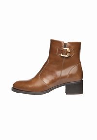 Braune Leder-Ankle-Boots mit Blockabsatz und seitlichem Reißverschluss, ausgestattet mit einem auffälligen, goldfarbenen Hardware-Detail. Glatte Textur, elegantes Design.