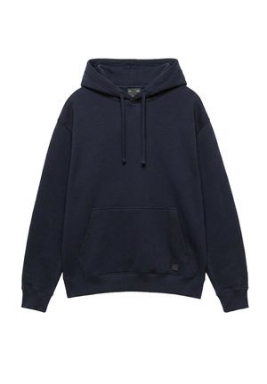 Donkerblauwe pullover hoodie met voorzak, capuchon met trekkoord, geribde boorden en zoom, getoond tegen een witte achtergrond.