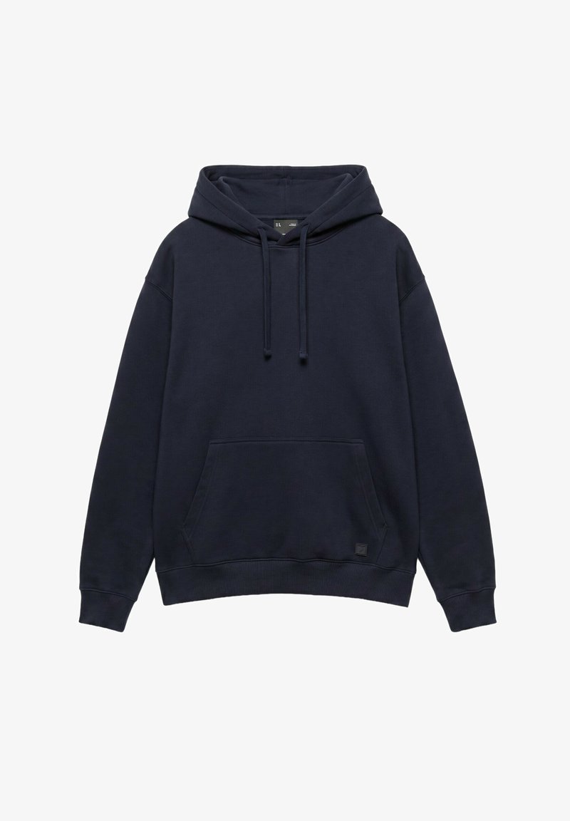 Sweat à capuche bleu marine avec poche kangourou devant, capuche avec cordon, poignets et ourlet côtelés, présenté sur fond blanc.