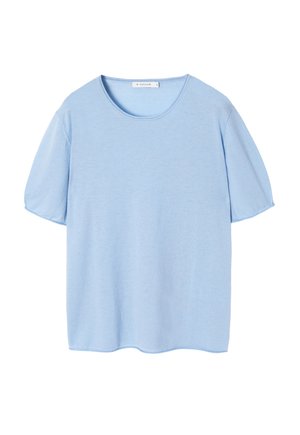 Camiseta de manga corta azul claro hecha de tela suave, con un cuello redondo y un ajuste relajado. Textura lisa sin patrones visibles.