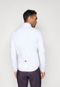 Weiße leichte Fahrradjacke mit langen Ärmeln, hohem Kragen und reflektierenden Akzenten. Verfügt über eine Rückentasche und einen elastischen Saum.
