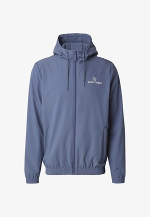 Niebieska kurtka z kapturem, z przednim zamkiem błyskawicznym, kapturem ze sznurkiem, elastycznymi mankietami i dołem oraz logo "Sergio Tacchini" na lewej piersi.