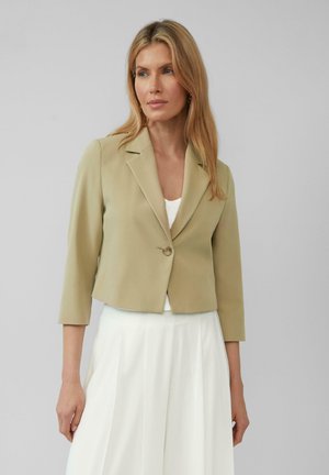 Blazer court vert clair en tissu lisse, avec un col à revers, une fermeture à un bouton et des manches trois-quarts.