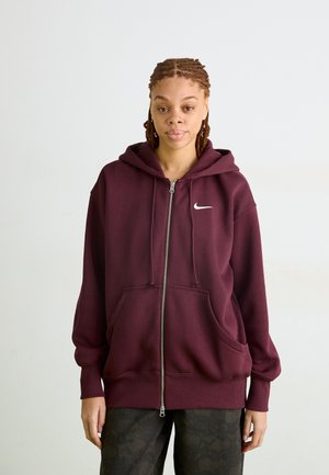 Maronfarvet zip-up hoodie med frontlommer, justerbar snøretræk hætte og hvid Nike-logo på venstre bryst, lavet af blødt stof.