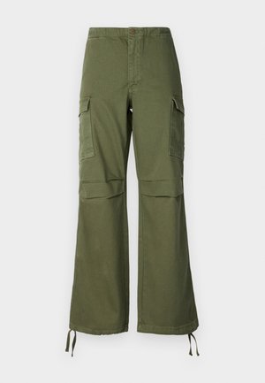 Pantaloni cargo verde oliva in cotone, caratterizzati da un design a gamba larga, due tasche laterali e lacci regolabili all'orlo.