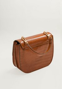 Brązowa torebka z tłoczonej skóry krokodyla o zaokrąglonym kształcie, ze złotymi elementami i jedną górną rączką. Cała powierzchnia o teksturowanym wykończeniu.