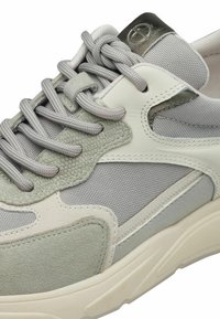 Sneaker grigio chiaro e beige realizzato con un mix di materiali scamosciati e in rete. Forma arrotondata con accenti testurizzati e lacci piatti.