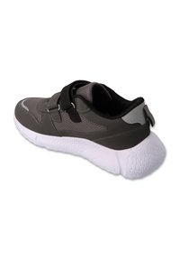 Szare buty sportowe z oddychającą siateczkową cholewką, czarnym zapięciem na pasek oraz białą gumową podeszwą z fakturowanym wzorem.