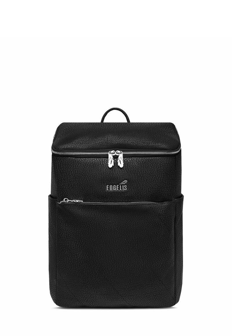 Černý batoh z umělé kůže s texturovaným povrchem, vybavený zipovým zavíráním, přední kapsou a horním uchem pro přenášení.