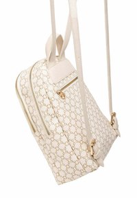 Zaino crema con un motivo testurizzato, dotato di due tasche con zip e dettagli in metallo dorato. Spallacci regolabili e una maniglia rigida.