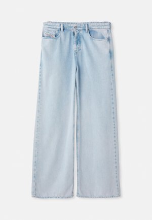 Svijetloplave hlače širokih nogavica s klasičnim dizajnom pet džepova, koje imaju standardni pojas i neuredan rub. Mekani denim s blagim izbljeđivanjem.