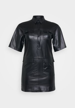 Robe en cuir noir avec des manches courtes, devant à boutons, deux poches poitrine et une taille marquée. Texture lisse et design structuré.