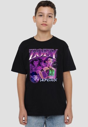 Schwarzes Baumwoll-T-Shirt mit einem bunten Grafikdruck, der den Text "ZOEFY HUNTRX" und mehrere Bilder eines Charakters in lebhaften Farben zeigt.