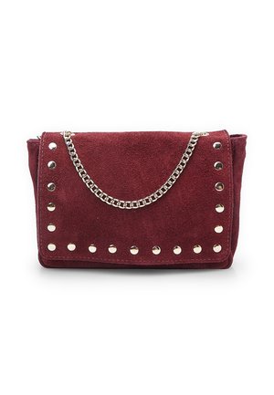 Clutch in suede color bordeaux con borchie argentate e tracolla a catena. Forma rettangolare con pattina pieghevole e superficie testurizzata.