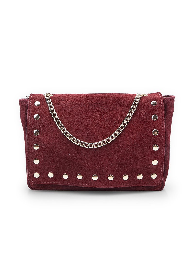 Clutch in suede color bordeaux con borchie argentate e tracolla a catena. Forma rettangolare con pattina pieghevole e superficie testurizzata.