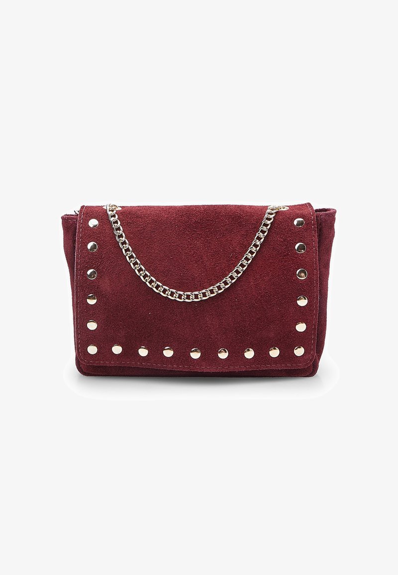 Burgundijas zamšātais klipsis ar sudraba kniedēm un ķēdes siksnu. Taisnstūra forma ar salokāmu aprobēju un teksturētu virsmu.