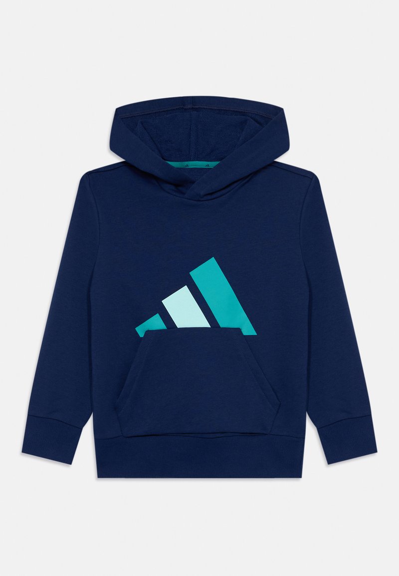 Mörkblå hoodie med känguruficka, elastiska ärmar och en stor turkos logga med tre ränder på framsidan. Mjuk tygtextur.