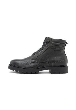 Botas de tobillo de cuero negro con un acabado texturizado, diseño de cordones, cuello acolchado y suela de goma resistente con dibujos profundos para mayor tracción.