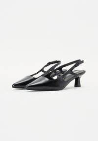 Černé slingback boty s špičatým designem, lesklou koženou texturou a skromným blokovým podpatkem pro stabilitu a oporu.