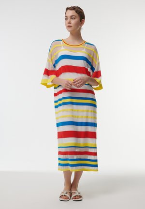 Vestido maxi a rayas en tejido transparente con rayas horizontales en rojo, amarillo, azul y blanco. Diseño de manga corta y corte relajado.