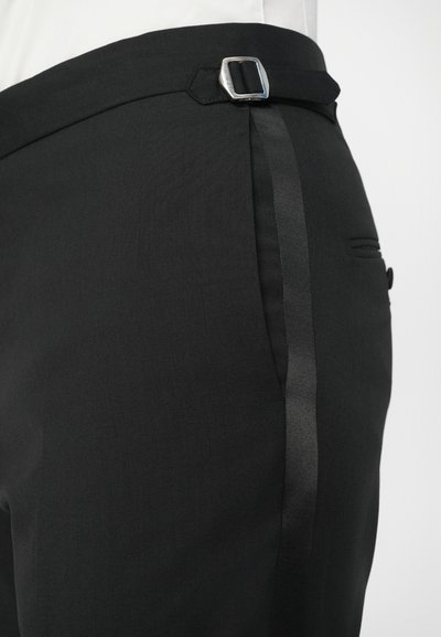 Čierne nohavice s presne strihom a hladkou textúrou, vybavené bočným zapínaním na pracku a elegantným saténovým pruhom po boku.