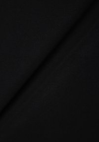 Schwarzer dehnbarer Stoff mit einer glatten Textur, der einen leichten Glanz und ein dezentes diagonales Webmuster aufweist. Geeignet für verschiedene Bekleidungsanwendungen.