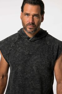 Mouwloze donkergrijze hoodie van gestructureerde stof met een subtiel gemarmerd patroon. Heeft een kruislings decolleté en een klein zwart logo op de borst.