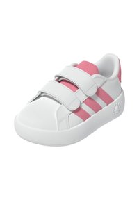 Zapatilla blanca con acentos en rosa, que cuenta con dos correas de Velcro, puntera redondeada, parte superior de sintético liso y suela de goma texturizada.