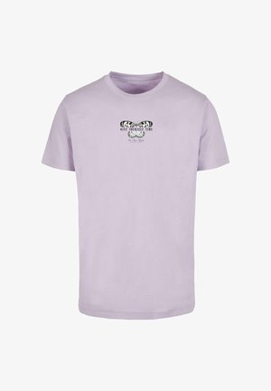 Lila pamut póló, kerek nyakkivágással, rövid ujjal, elöl grafikai mintával, amelyen egy pillangó és a "Adj magadnak időt" felirat található.