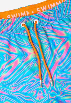 Badeshorts i et livligt blå, pink og lilla virvlende mønster. Har en orange taljeelastik og snor med sølvfarvede spidser.