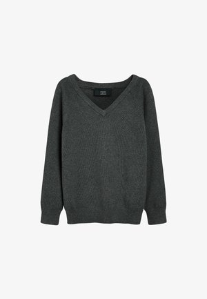 Sivi džemper s v-izrezom i dugim rukavima, rebrastim manžetama i rubom. Mekana tkanina s glatkom teksturom, sa klasičnim, opuštenim krojem.