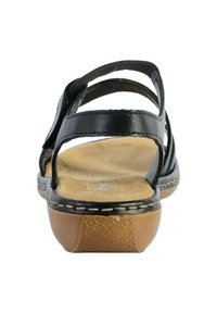 Zwarte leren sandaal met meerdere gekruiste banden, een gevoerde bruine binnenzool en een getextureerde rubberen zool met een honingraatpatroon.