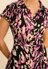 Love & Roses MIDI - Rochie tip cămașă - pink animal