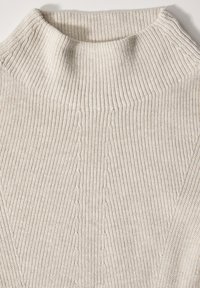 Beige Ripp-Pullover mit hohem Kragen, vertikaler Textur und dezenten Nähdetails auf der Vorderseite.