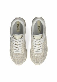 Sneaker beige con una texture a motivi, con allacciatura, colletto imbottito e dettaglio del logo sulla linguetta. Suola in gomma.