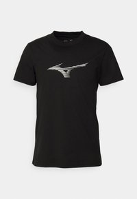 Czarny t-shirt z bawełny z okrągłym dekoltem, z białym, paskowanym wzorem logo na środku. Krótkie rękawy i standardowy krój.
