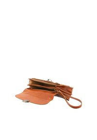 Sac en cuir brun avec une texture lisse, bandoulière réglable et plusieurs compartiments. Équipé d'un fermoir en métal argenté et d'un branding subtil.