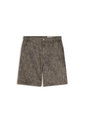 Shorts di denim marrone effetto acid wash con passanti per cintura, chiusura con bottone, tasche frontali e orlo dritto su sfondo bianco.