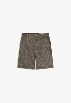 Braune Acid-Wash-Denim-Shorts mit Gürtelschlaufen, Knopfverschluss, Fronttaschen und einem geraden Saum vor weißem Hintergrund.