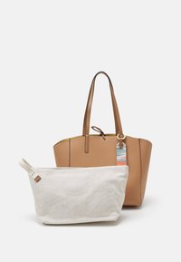 Brun læder tote taske med to skulderremme og et mærke, parret med en beige tekstil pouch med en løbe-håndtag. Begge tasker har minimalistisk design.