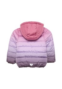 Fioletowa kurtka puchowa z gradientem i kapturem, z przeszytymi panelami, miękką teksturą oraz logo serca na dolnym brzegu.