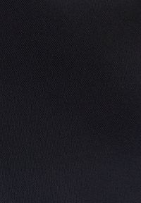 Tissu noir foncé avec une texture fine en armure sergée diagonale et de subtiles variations d'ombrage.
