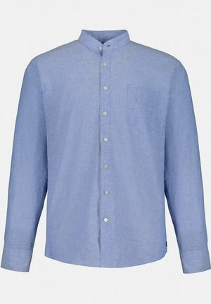 Camisa de lino de manga larga en color azul claro con cuello de banda, cierre frontal de botones, bolsillo en el pecho y dobladillo recto.