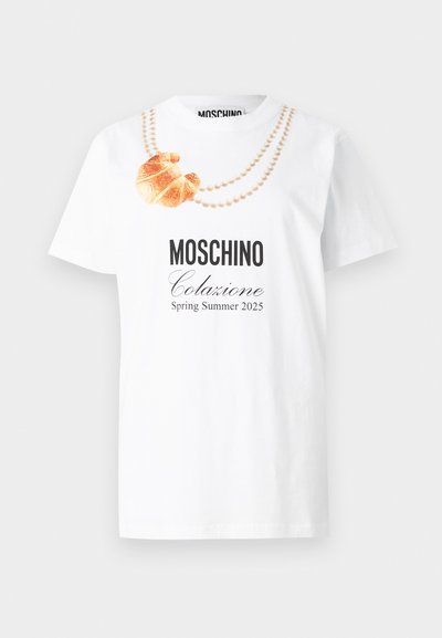 Λευκό βαμβακερό μπλουζάκι με τύπωμα σχεδίου με κρουασάν και περιδέραιο με πέρλες, με κείμενο "MOSCHINO Colazione Άνοιξη Καλοκαίρι 2025".