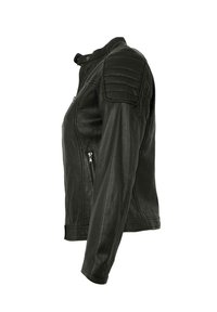 Schwarze Leder-Motorradjacke mit einem Reißverschluss vorne, gesteppter Schulterpartie und einer figurbetonten Silhouette. Mit seitlichen Reißverschlusstaschen.
