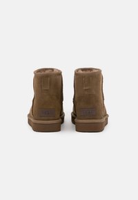 UGG CLASSIC MINI II - Botas para la nieve - hickory