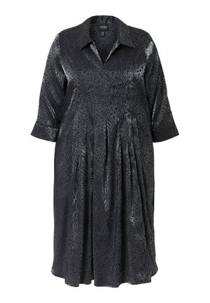 Vestido negro con cuello, diseño plisado y textura de estampado animal. Hecho de un material brillante con mangas tres cuartos.