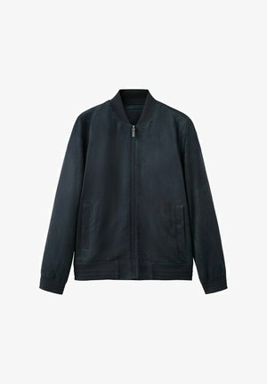 Crna bomber jakna s prednjim patentnim zatvaračem, rebrastim ovratnikom, manžetama i rubom, s dvije okomite bočne džepove.