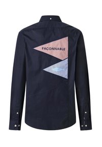 Marine blouse met een uniek geometrisch patchdesign in roze en blauw, met de tekst "FACONNABLE" en een visafbeelding.
